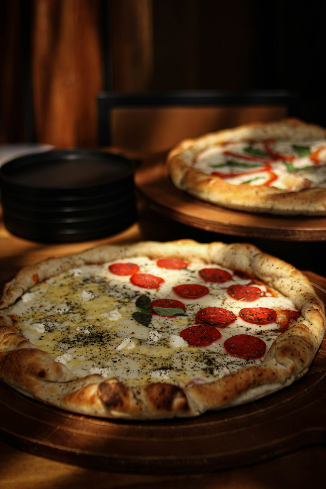 bedroom-bliss pizzas-on-a-table-wejxqrnsvfs