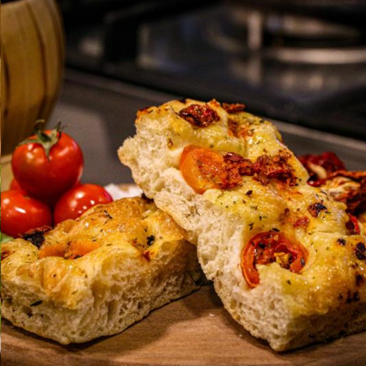 🍅 focaccia con tomate cherry, orégano, sal de mar 🍅 focaccia con tomate cherry, orégano, sal de mar