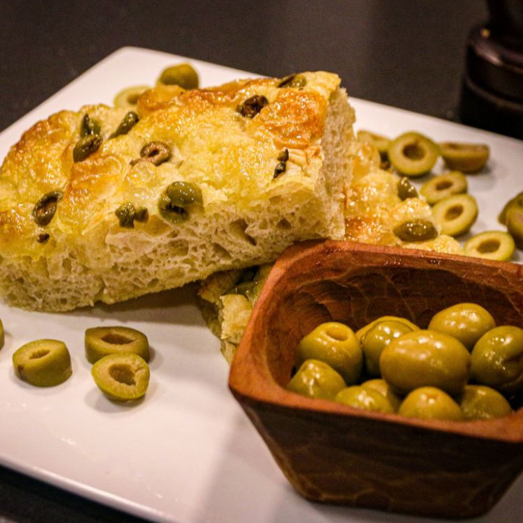 🫒 focaccia con aceitunas verdes, aceite de oliva, sal de mar 🫒 focaccia con aceitunas verdes, aceite de oliva, sal de mar