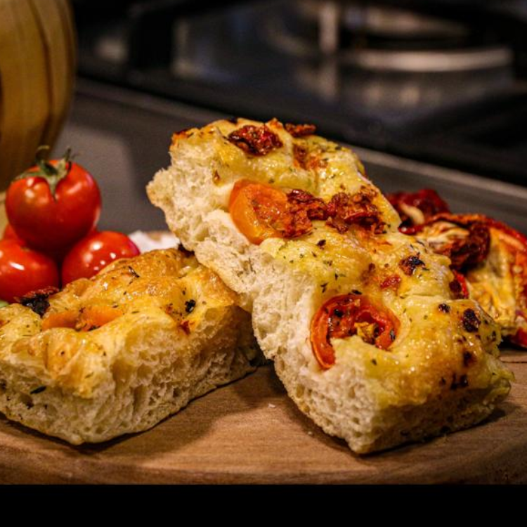 🍅 focaccia con tomate cherry, orégano, sal de mar 🍅 focaccia con tomate cherry, orégano, sal de mar
