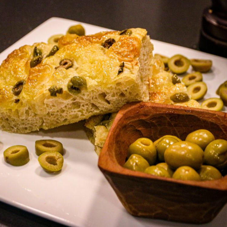 🫒 focaccia con aceitunas verdes, aceite de oliva, sal de mar 🫒 focaccia con aceitunas verdes, aceite de oliva, sal de mar